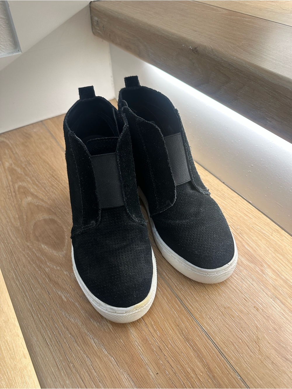 Steve Madden Wavery styleWomen’s Black High-Top wedge sneaker
